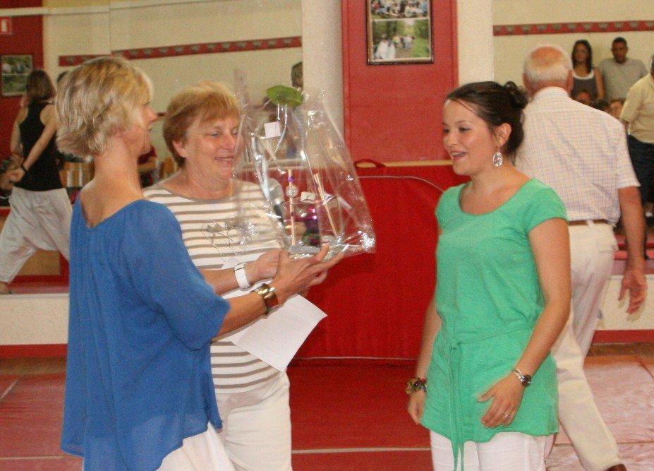 Sophie DE BIASIO, La Présidente Blanche RISSER et Magali monitrice GAF recevant un cadeau, le 23/06/2012